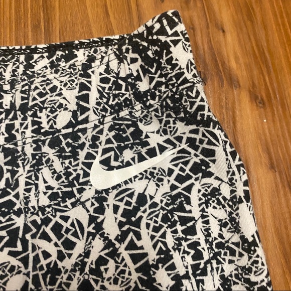 Nike Black and White Patterned Leggings - Picture 5 of 7